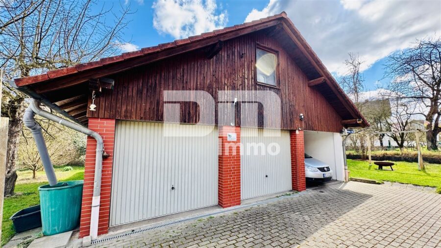Umfangreich saniertes Zwei- bis Dreifamilienhaus mit Doppelgarage + Carport in idyllischer Lage - Nebengebäude / Doppelgarage / Carport / Boden